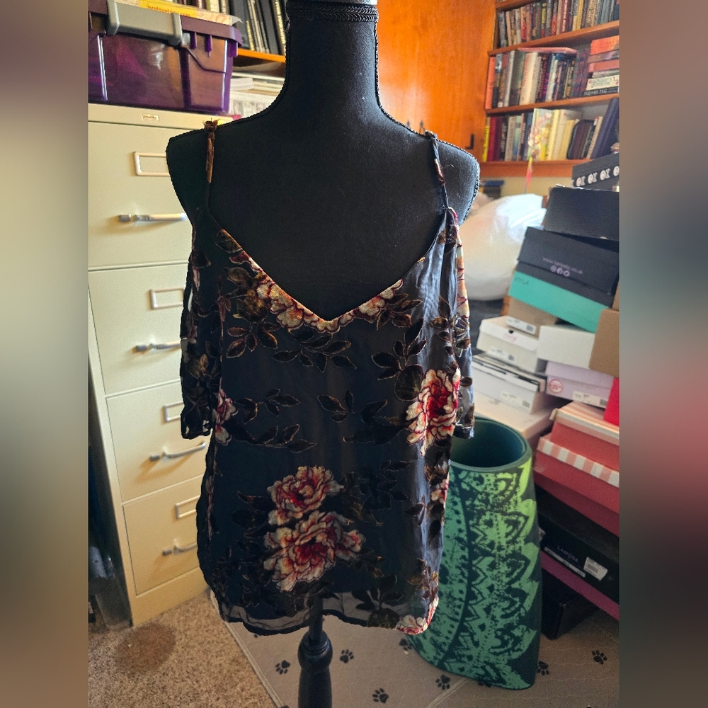 Cupcakes and Cashmere- Cold shoulder short sleeve top- sz M
